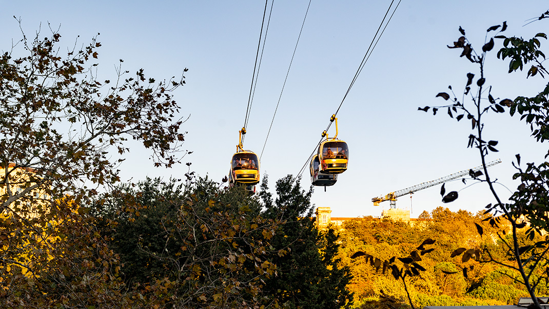 The cabins pass directly above the heads of pedestrians