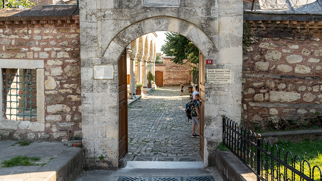 You can reach here on foot from the Çemberlitaş (T1 tram line) or Sultanahmet (T1 tram line) tram stations