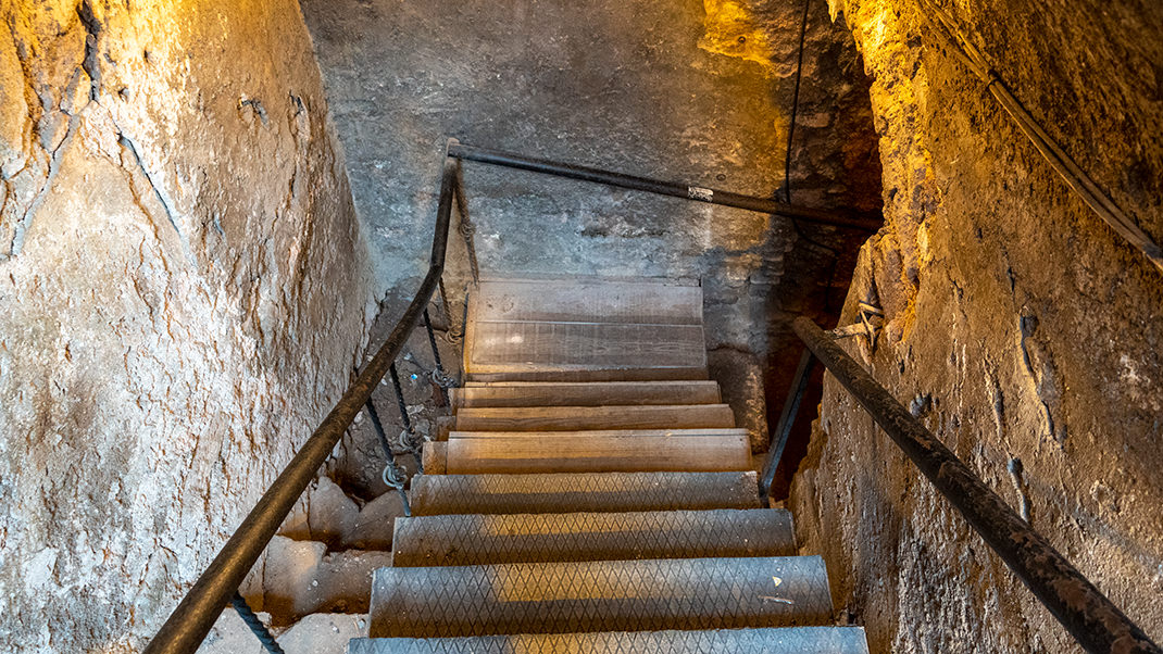 Stairs downwards