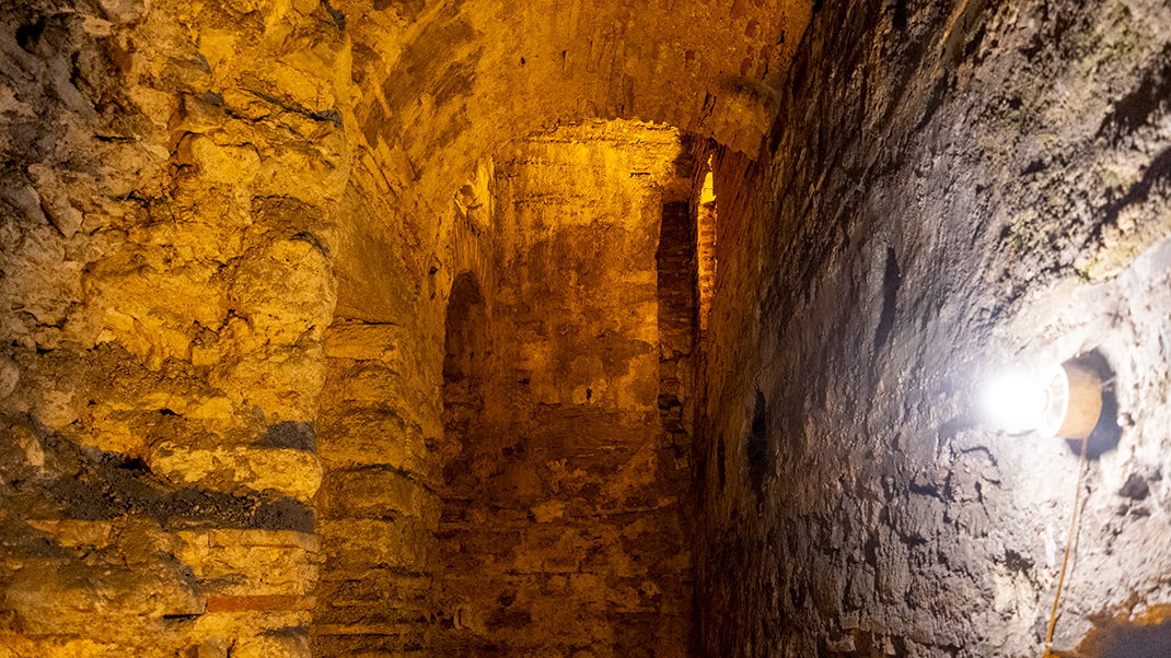 Подземные руины являются частью древнего дворца Магнаура