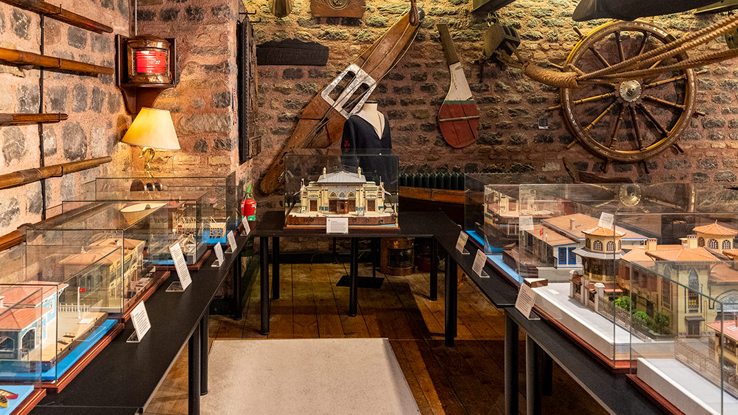 Музей расположен на северном берегу стамбульской бухты Золотой Рог