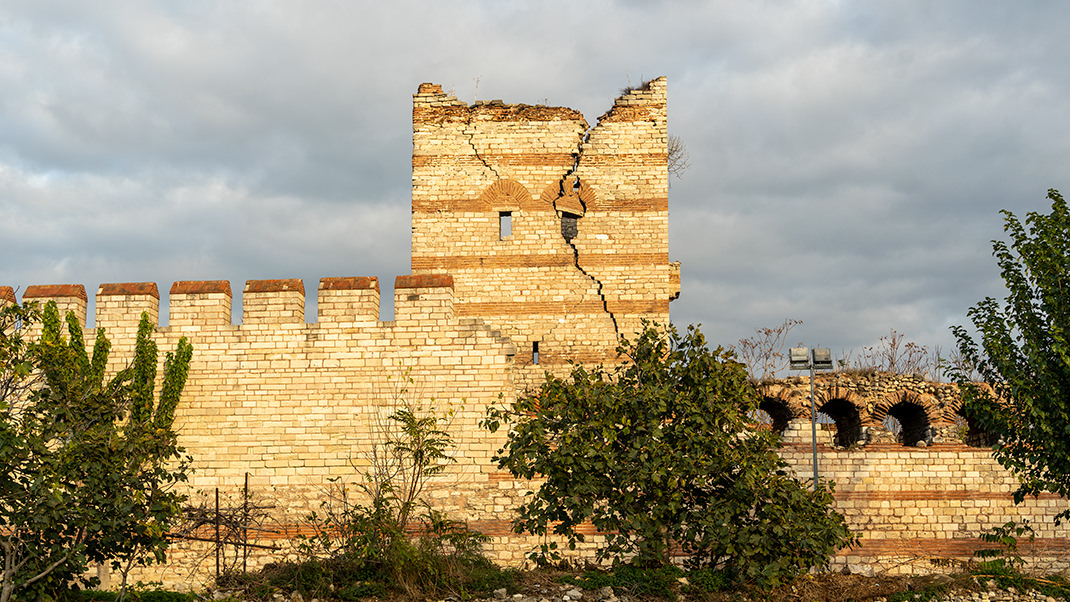 Знакомые нам стены, окружающие исторический полуостров в европейской части Стамбула, были построены при императоре Феодосии II, он правил в V веке нашей эры