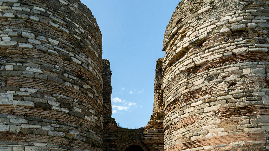 Сегодня древняя крепость полуразрушена