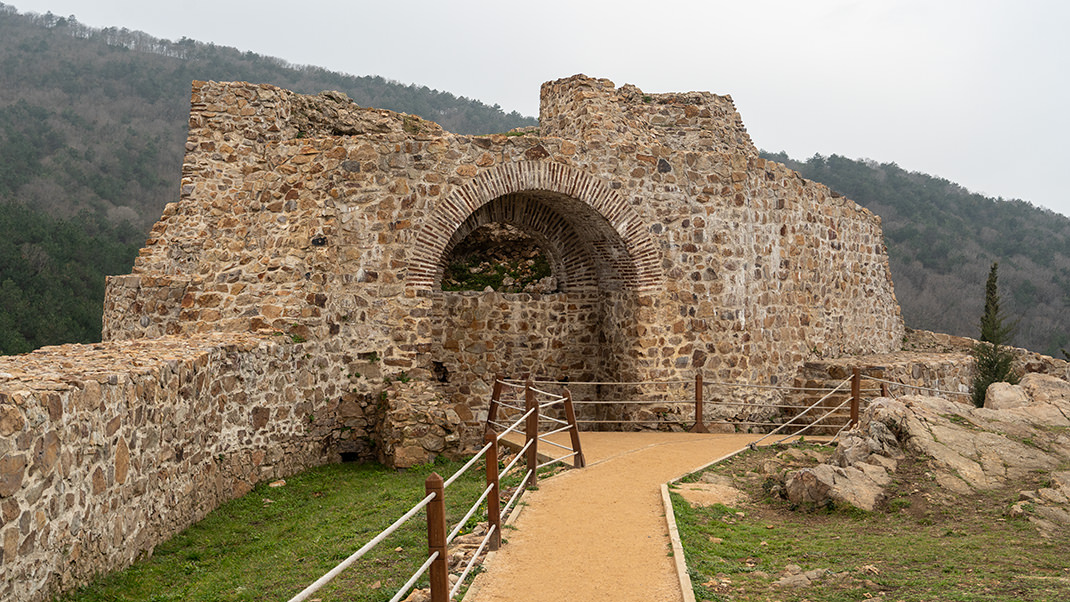 Фортификационное сооружение, предназначенное для контроля и обороны дороги, возвели в XI—XII веках
