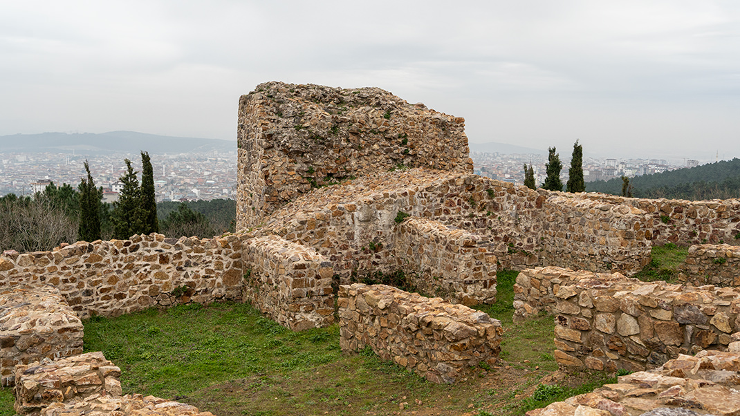 The fortress on a 325-meter hill was located on the road connecting Constantinople with Anatolia