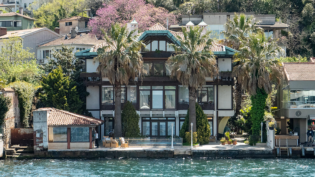 Luxurious mansions right on the shore