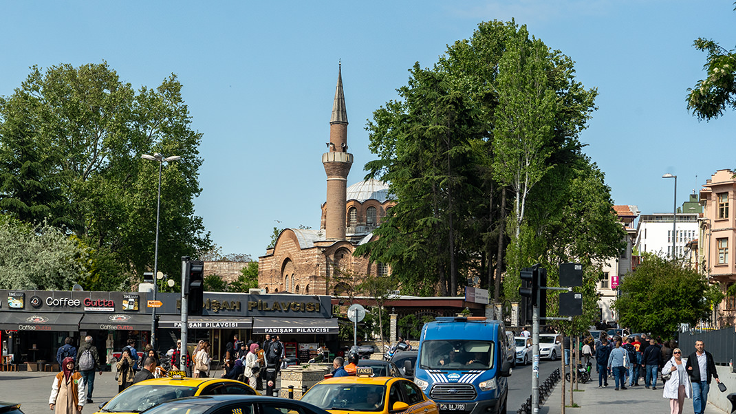 Мечеть Календерхане, вид со стороны метро