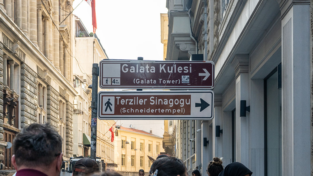 Direction sign to the Galata Tower