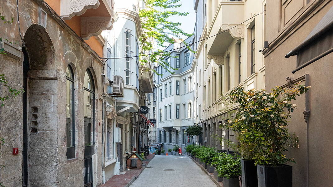 Kart Çınar Alley