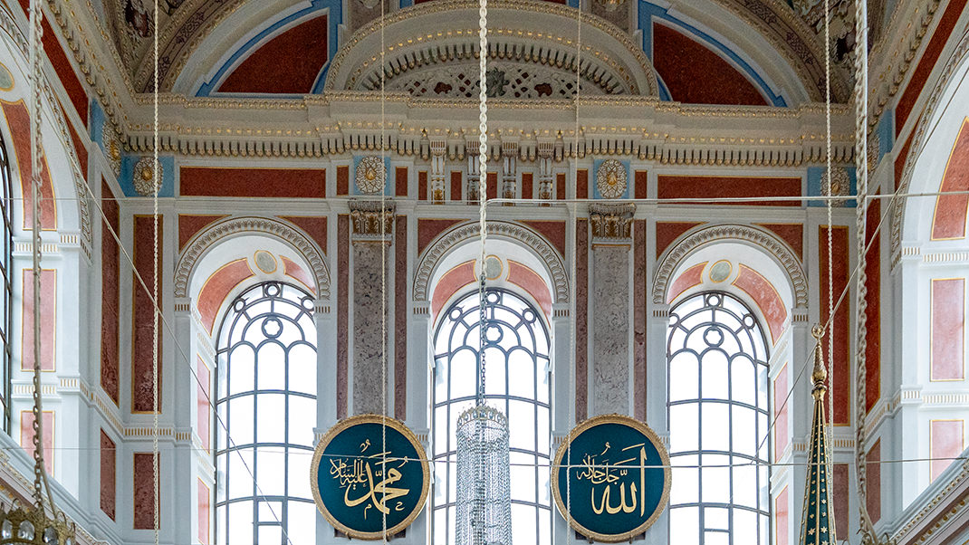 The building of the Ortaköy Mosque, also known as Büyük Mecidiye, was constructed between 1853 and 1854