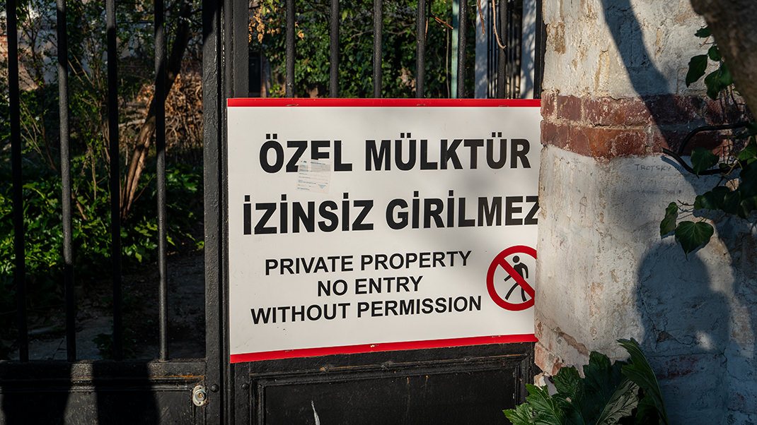 A sign indicating the prohibition of entry