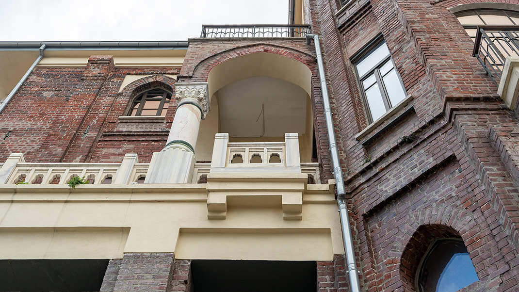 Здесь пять этажей