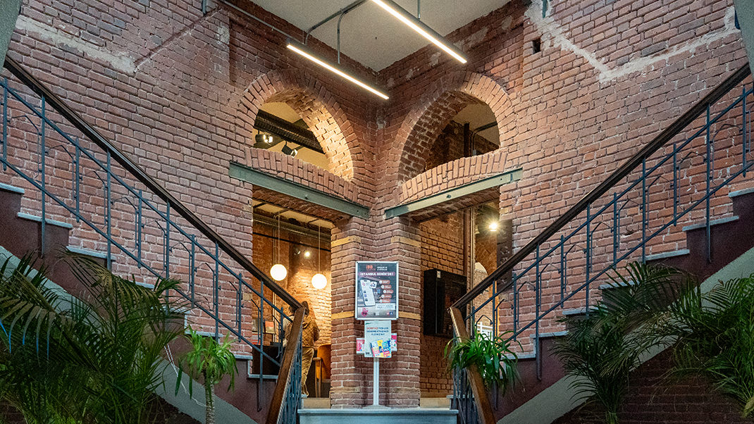 На первом этаже особняка