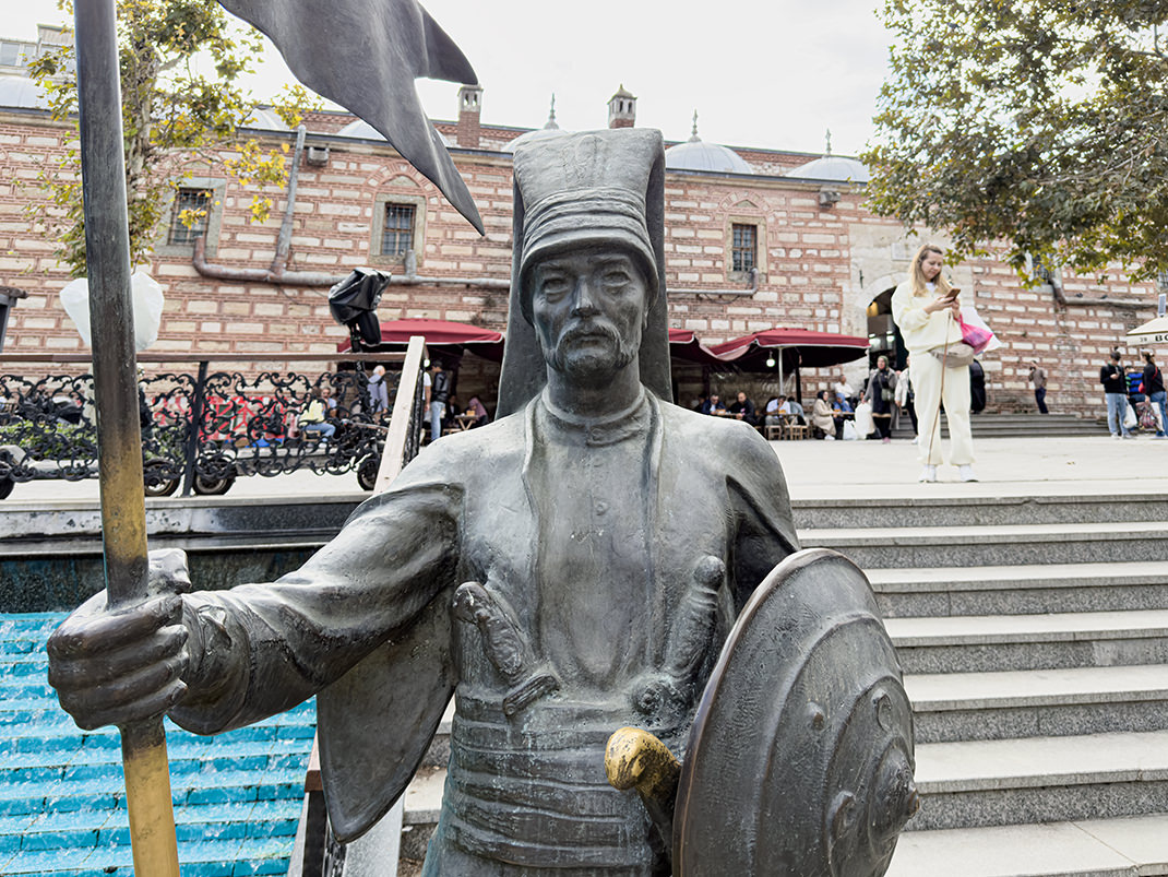 Скульптура у входа