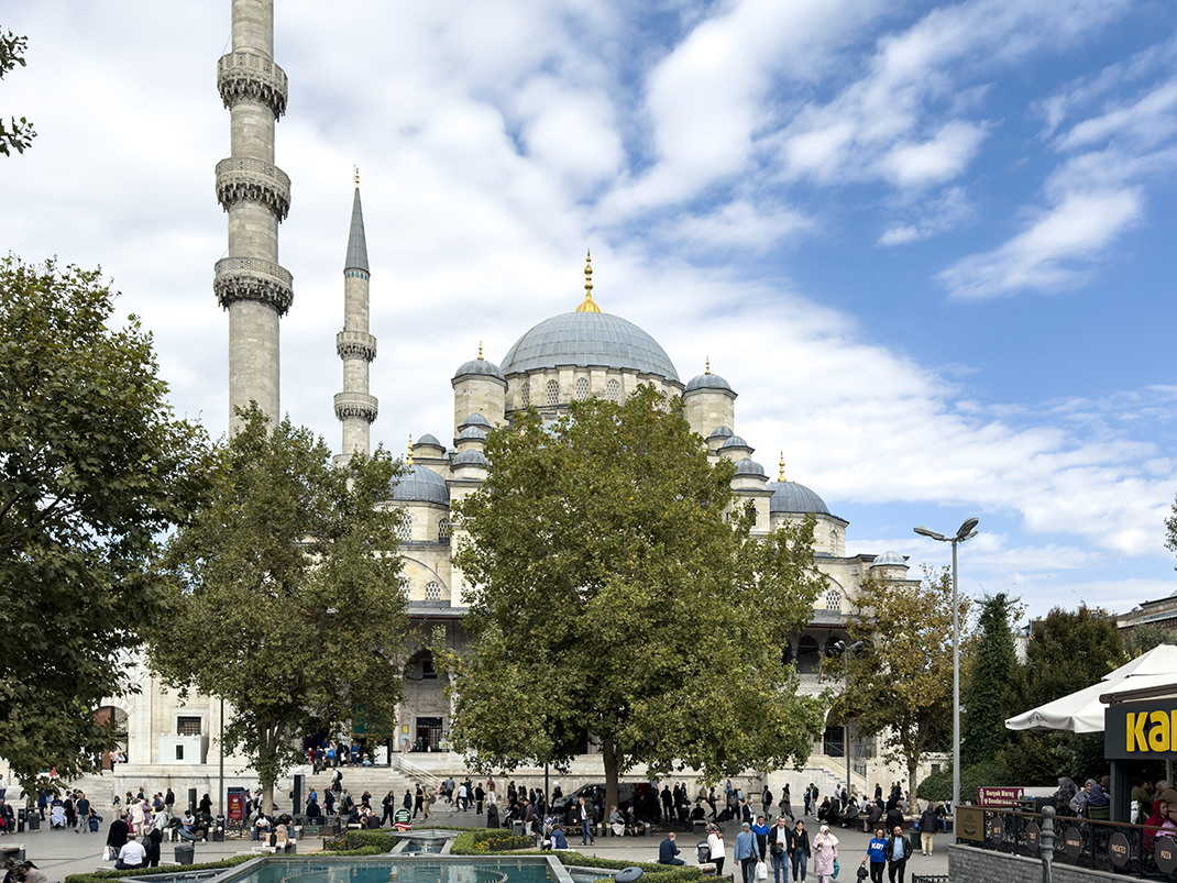 Новая мечеть и площадь перед базаром