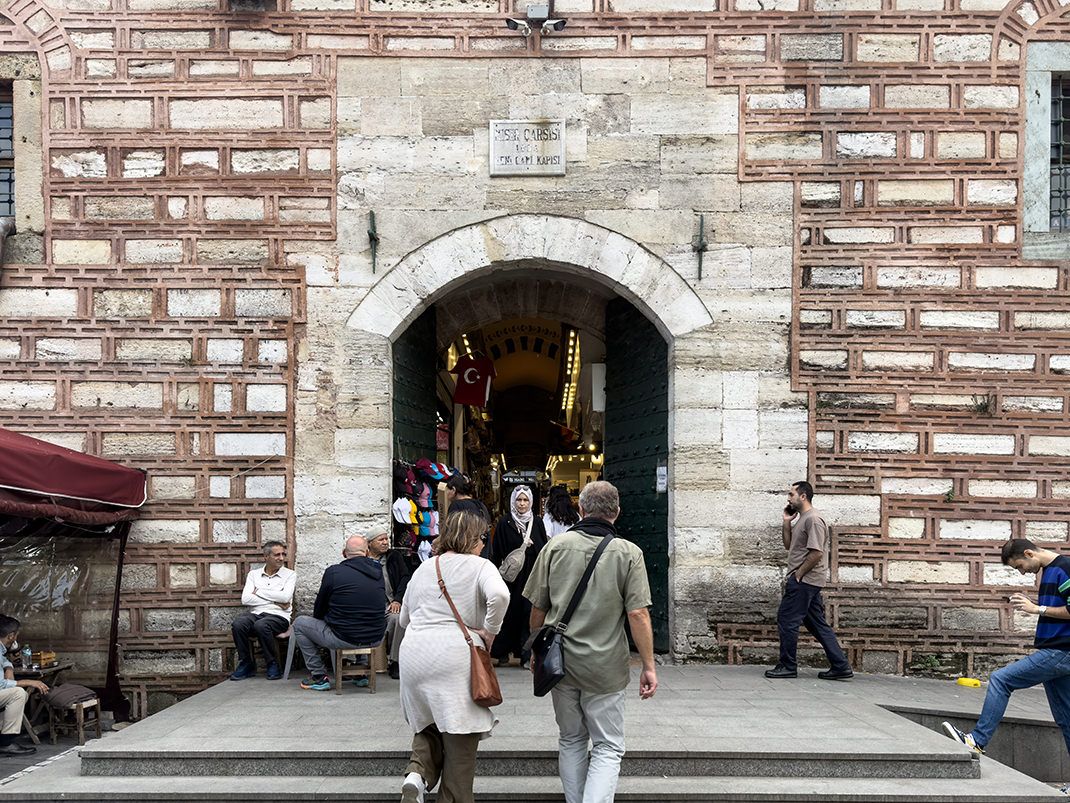 Ворота, обращённые к мечети