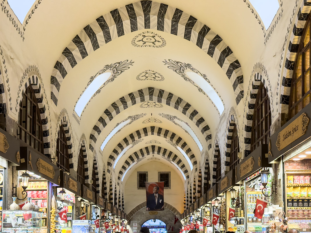 Здесь около 100 лавок