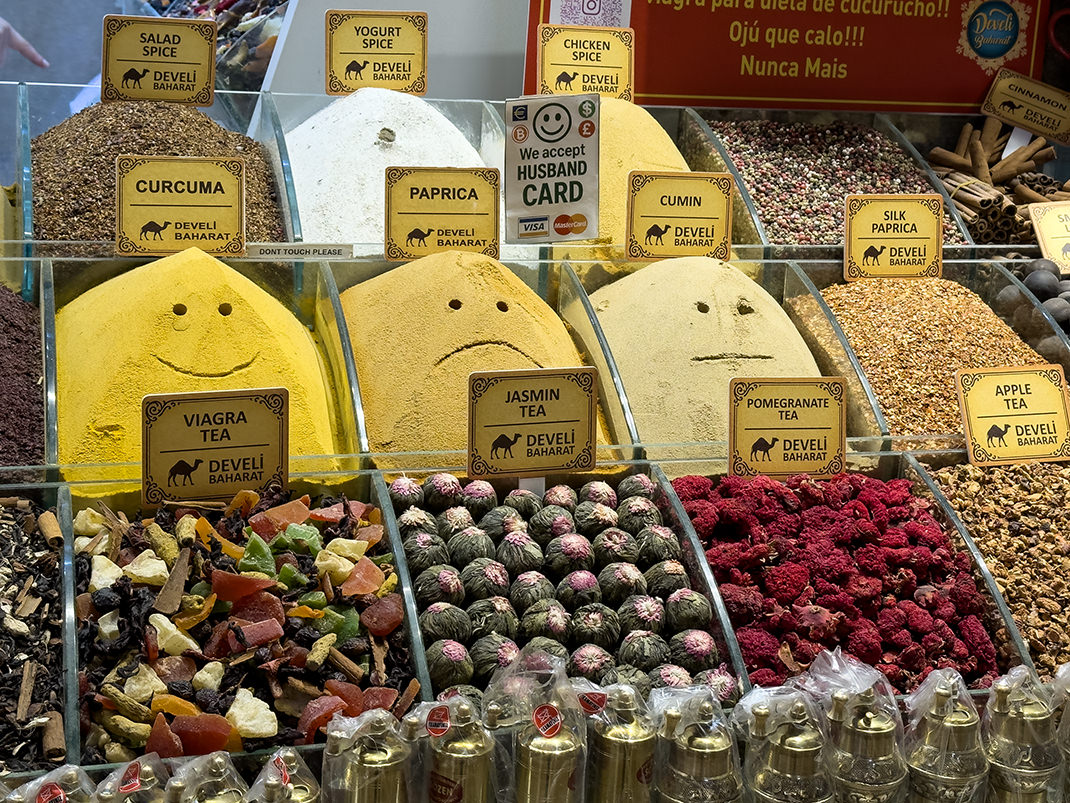 Внутри самого базара преимущественно продают товары для туристов