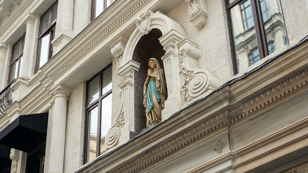 Фигура Девы Марии над входом