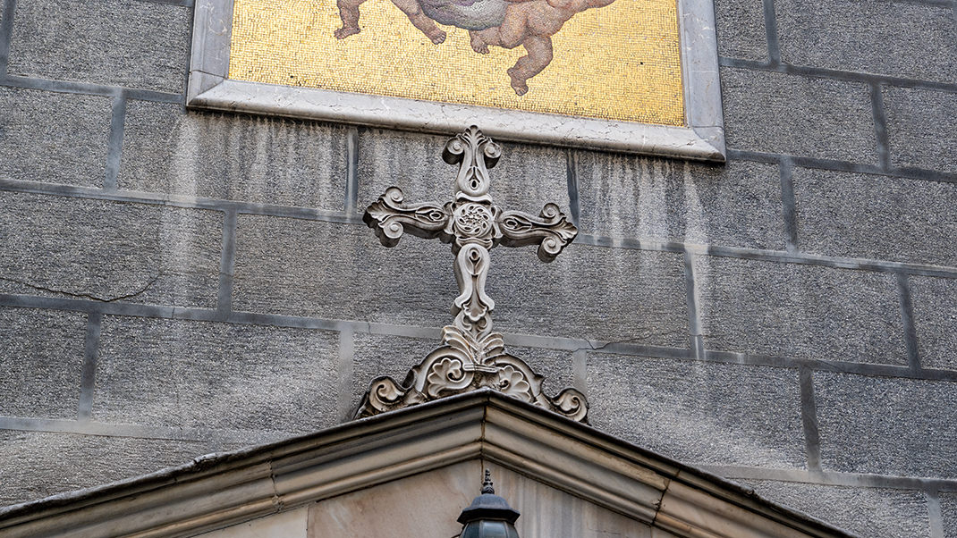 Участок для строительства выделила женщина по имени Клар Братола Драперис