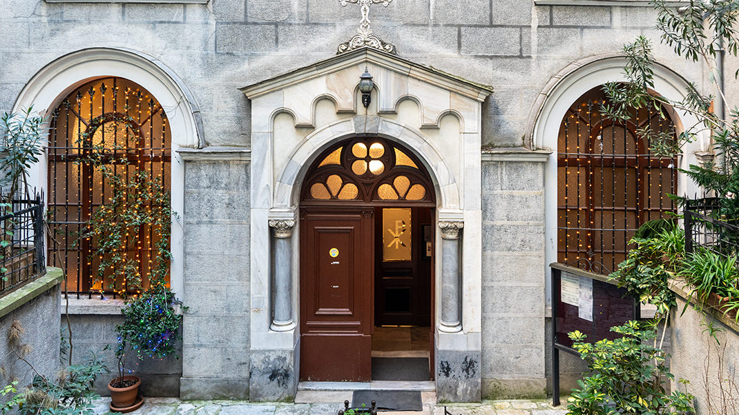 Церковь открыта каждый день с 10 до 12 и с 13 до 18 часов