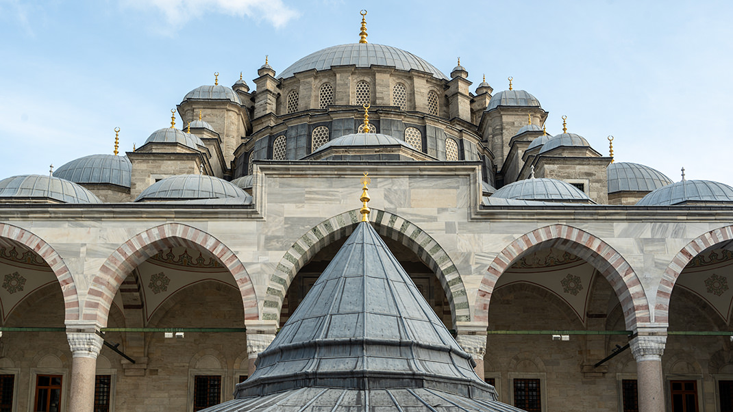 Мечеть, как и район, в котором она расположена, носит имя султана Мехмеда II Фатиха