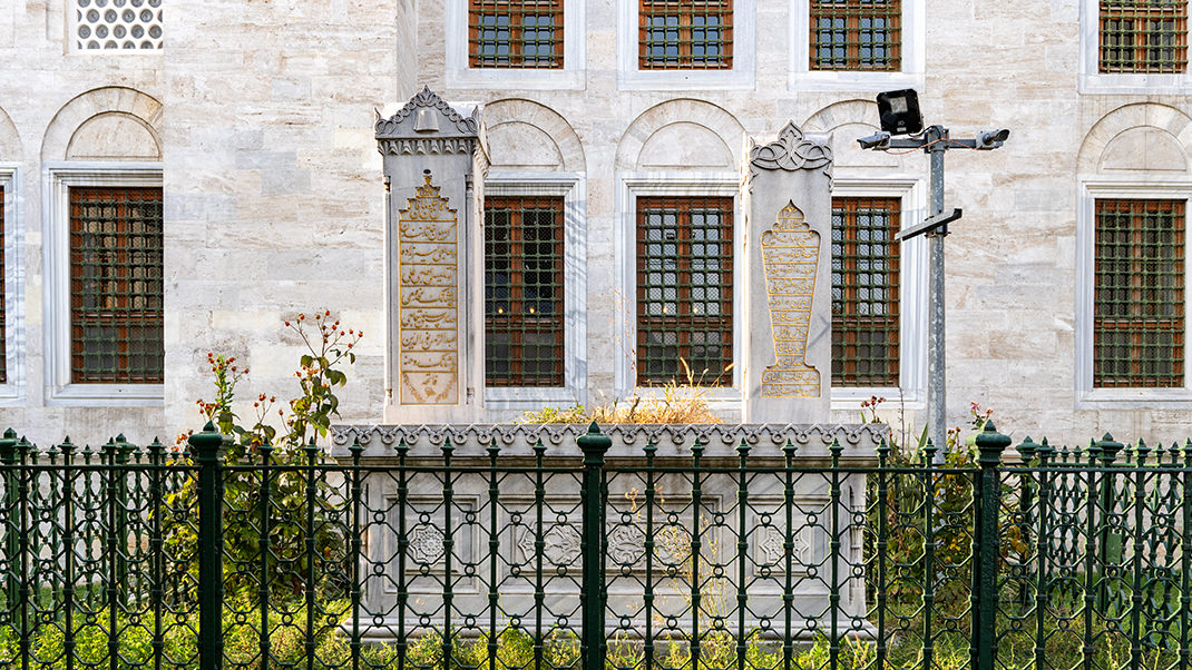 Захоронение на территории