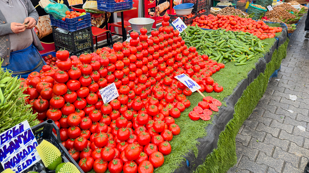 Продавец помидоров и огурцов