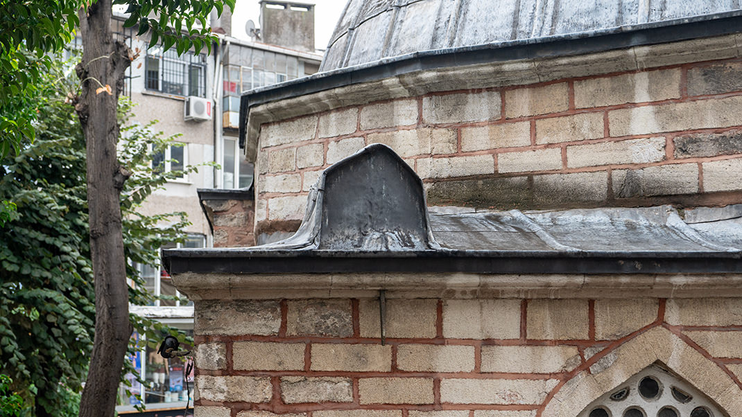 A coffin on the roof