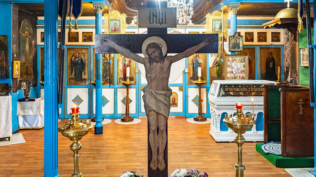 Внутри храма