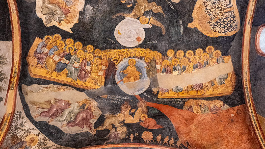 Яркие изображения на стенах и сводах — это отличительная черта здания