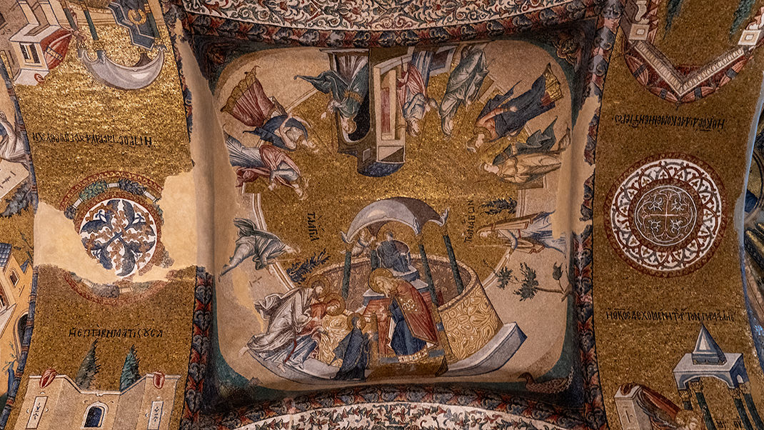 Среди сюжетов можно найти изображение спонсора строительства мечети