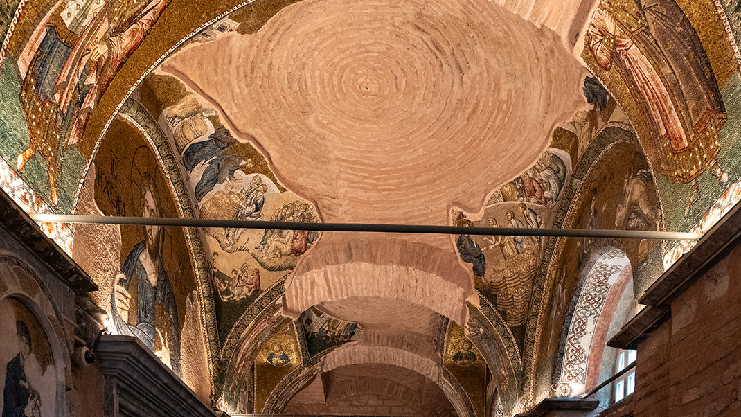 Мы не знаем автора изображений на стенах бывшей церкви