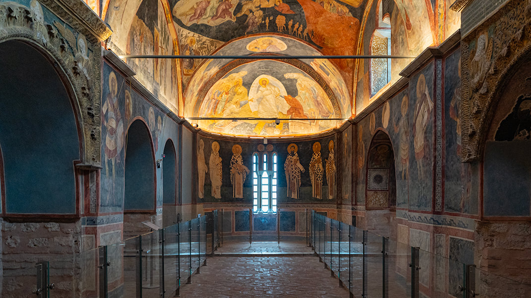 Картины на стенах и сводах бывшей церкви знакомят нас с историями из жизни Иисуса Христа и Богоматери