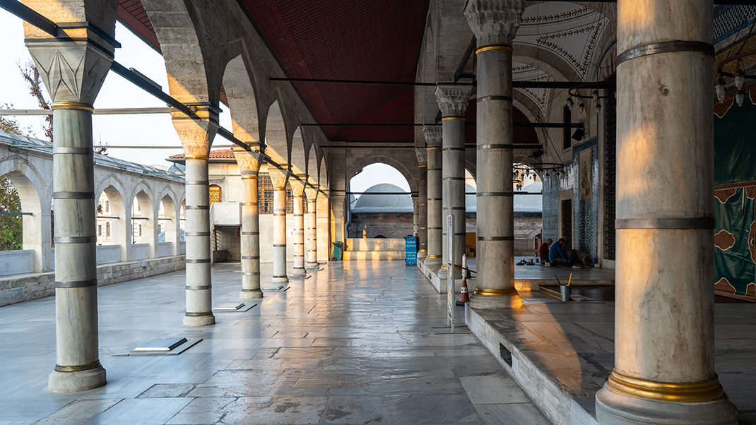 The mosque is located in the central part of the city
