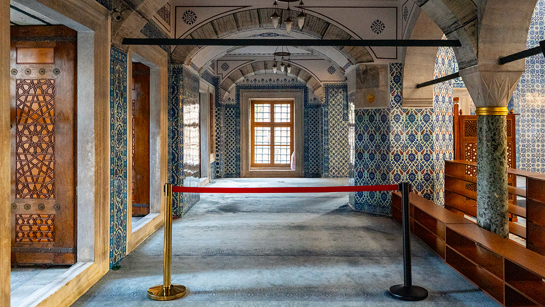 The building was erected for Rüstem Pasha, the Grand Vizier and son-in-law of Sultan Suleiman the Magnificent