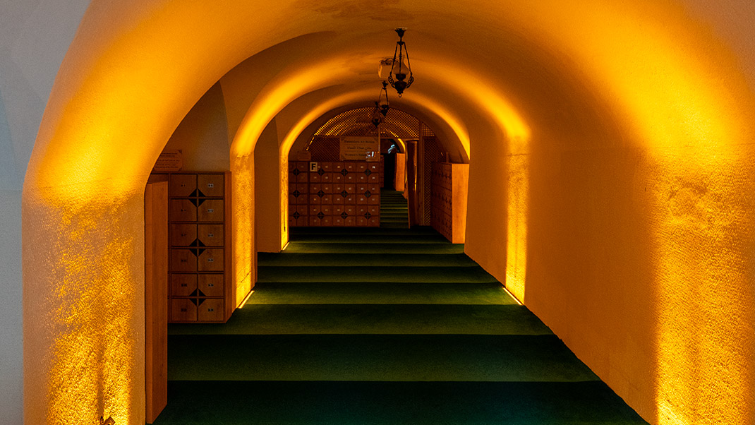 Залы выглядят довольно мрачно