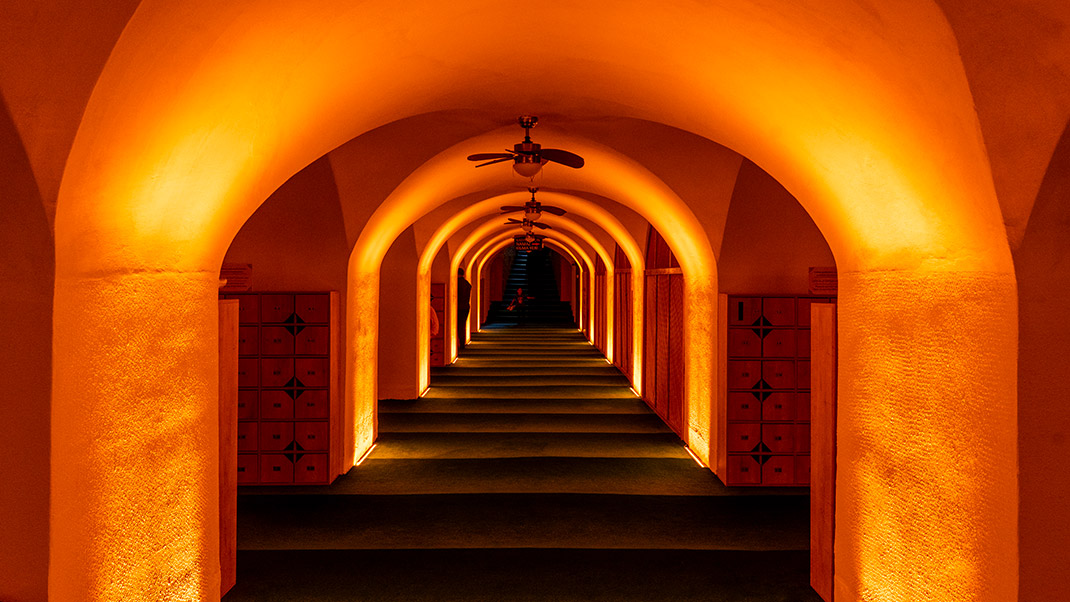 Считается, что в прошлом на месте современной мечети находилась башня, к которой была прикреплена цепь, перекрывающая залив Золотой Рог от вторжения неприятельских кораблей