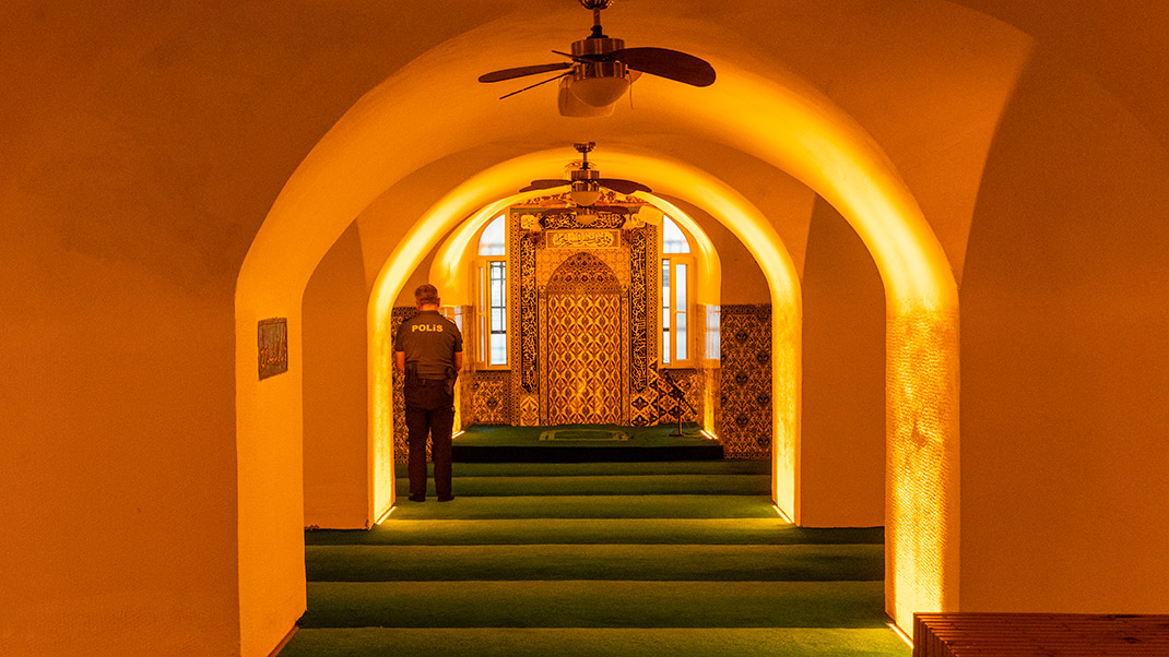 Внутри мечети установлено 54 столба