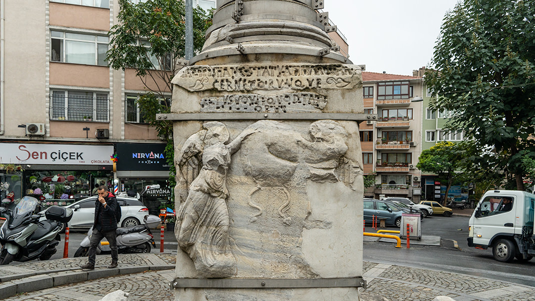 Пьедестал колонны Маркиана выполнен из белого мрамора, на нём можно найти изображение богини Ники