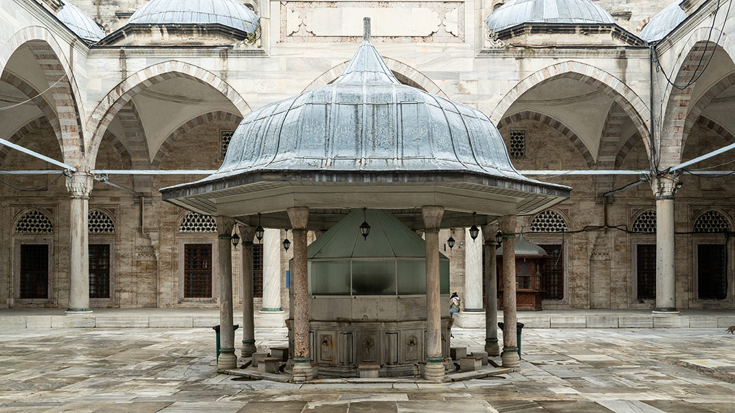 Некоторые исследователи считают, что мечеть могла быть посвящена самому султану Сулейману