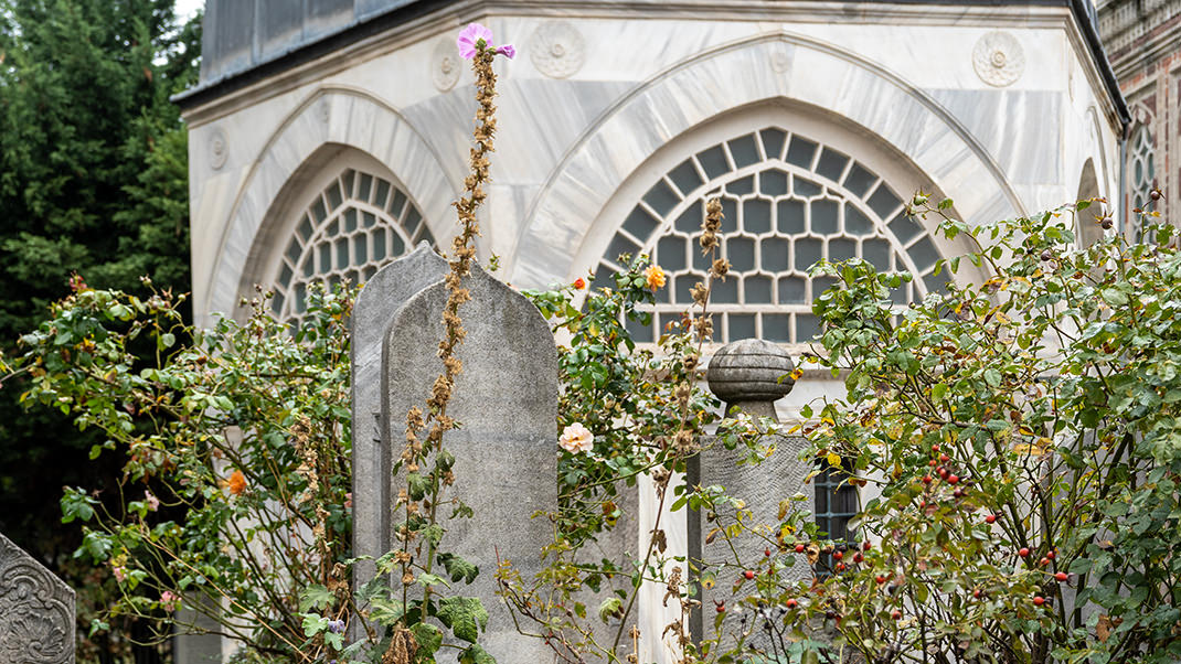 На территории есть несколько захоронений