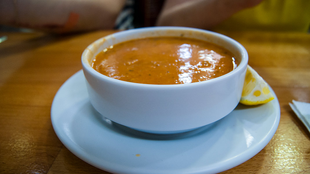 Суп из чечевицы в местном кафе