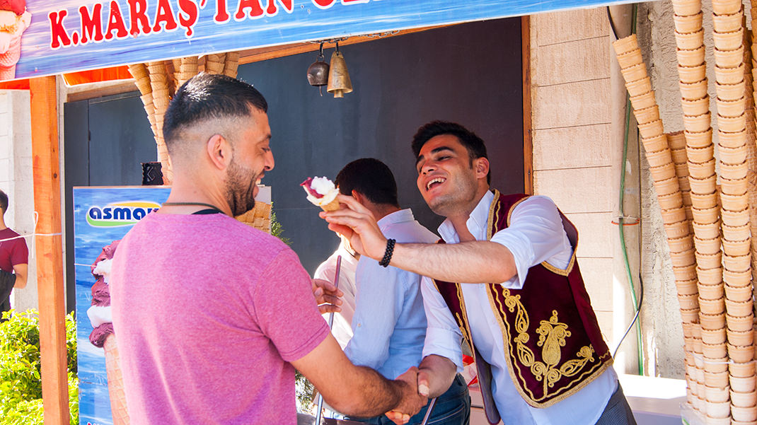 Продажа мороженого в Стамбуле - это целый ритуал