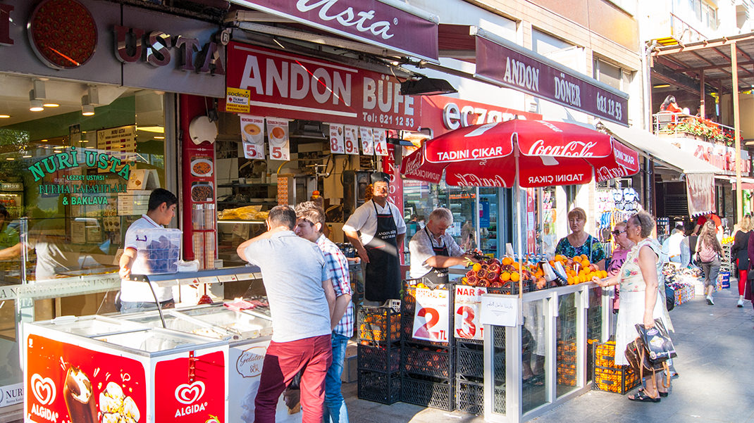 Уличное кафе Andon bufe недалеко от трамвайной остановки Юсуфпаша (Yusufpaşa)