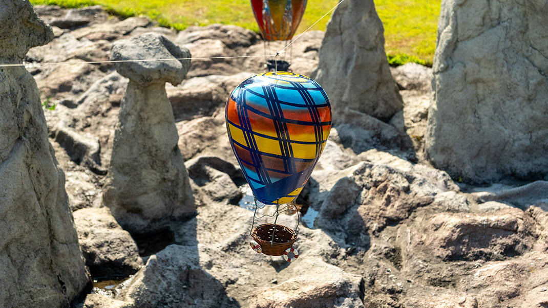Над импровизированным горным массивом в центральной части парка подвешены небольшие воздушные шары
