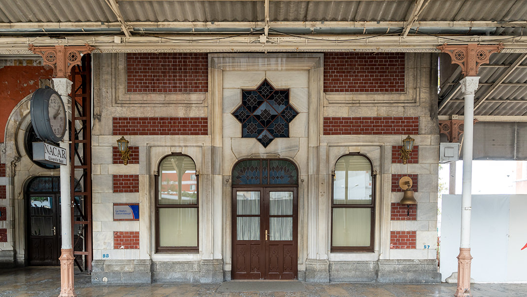 Тот вокзальный комплекс, который мы видим сегодня, в 1888–1889 годах построил немецкий архитектор Август Ясмунд