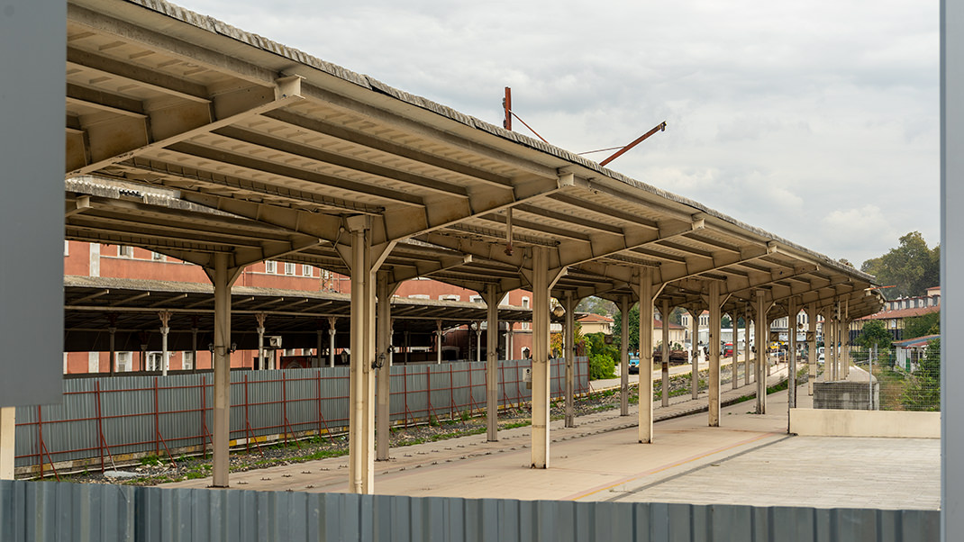 This is how the tracks look from the entrance to the metro station