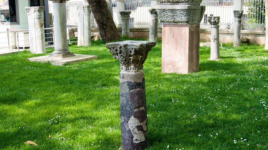 Древние колонны на территории