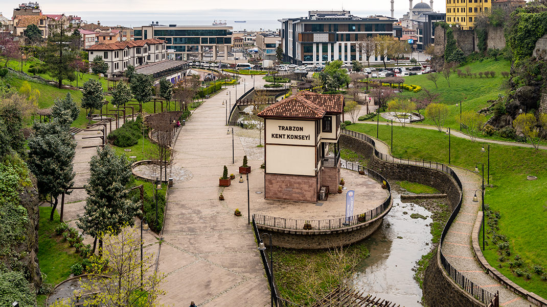 После огромного густонаселённого Стамбула город кажется совсем небольшим